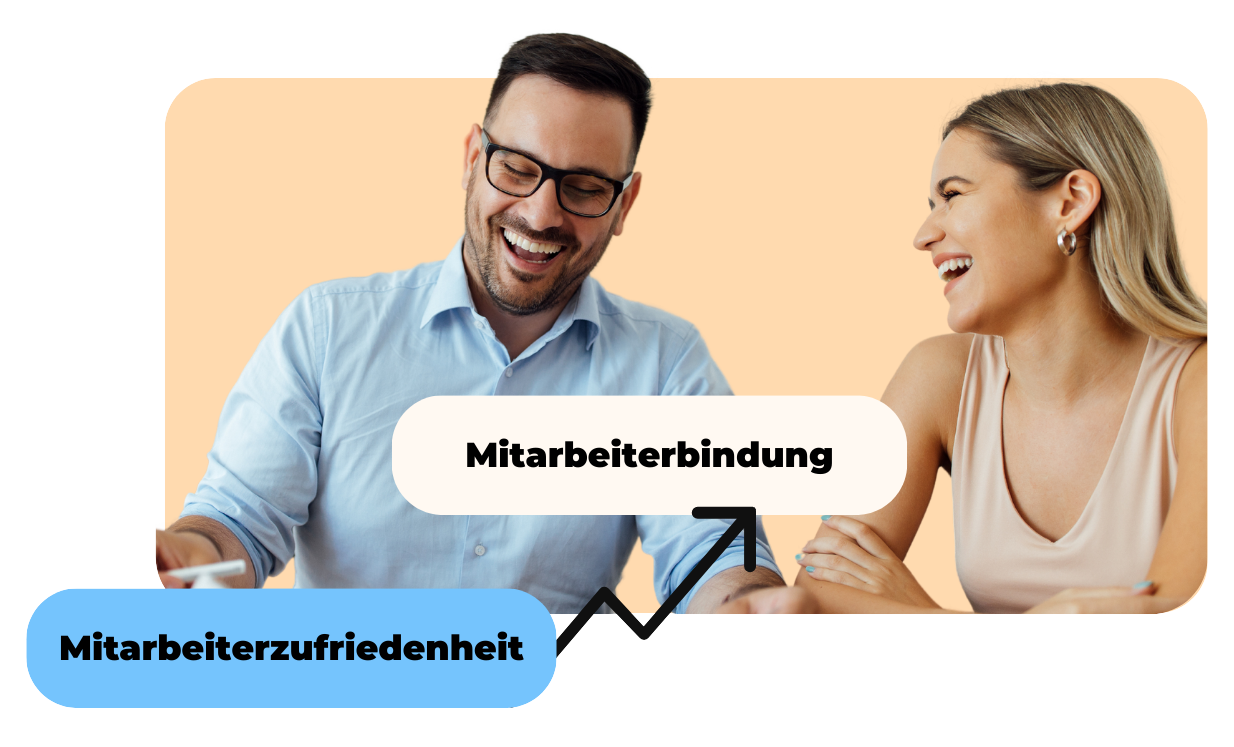 Zwei Menschen sitzen nebeneinander und lachen